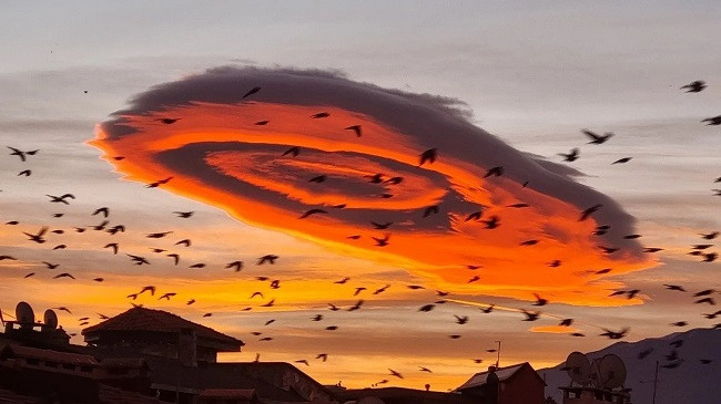Fenomen i rrallë, një re e mahnitshme shfaqet në qiellin turk