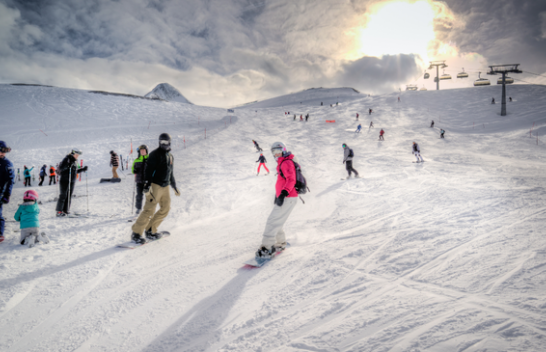 Përfitimet shëndetësore të sportit të skive dhe snowboardit