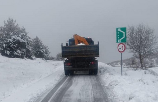 Borë në juglindje të Shqipërisë/ Probleme në rrugët e zonave malore