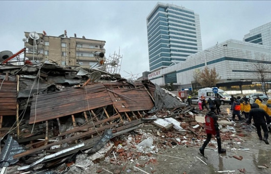 Rreth 1000 të vdekur nga tërmeti në Turqi