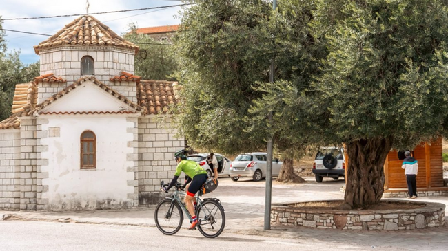 Udhëtim me biçikletë në Shqipëri mes detit, qyteteve historike dhe tokave të egra