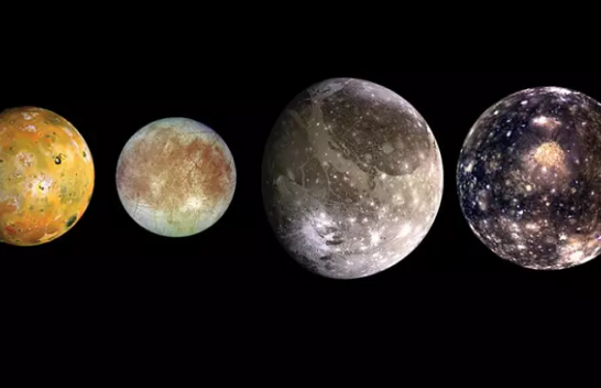 Aurora shumëngjyrëshe shkëlqejnë në të katër hënat e Jupiterit