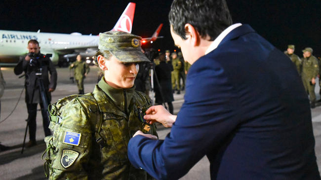 Ushtarët e FSK-së kthehen nga Turqia, priten në aeroport nga kryeministri Kurti