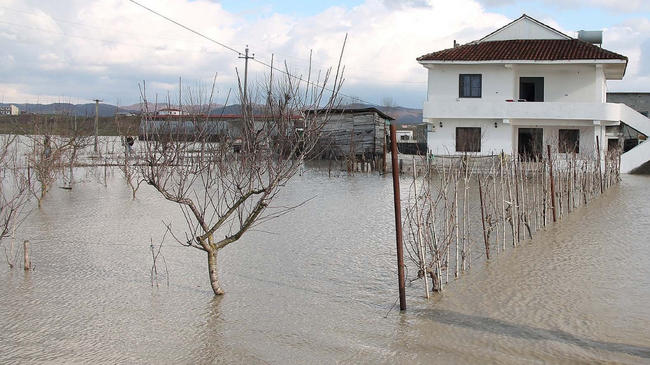 Paralajmërohen vërshime të shpejta në Shqipëri