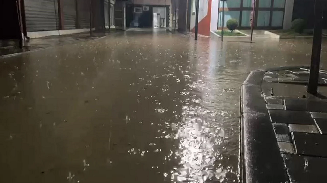 Reshjet e dendura të shiut mbushin me ujë rrugët në Lezhë
