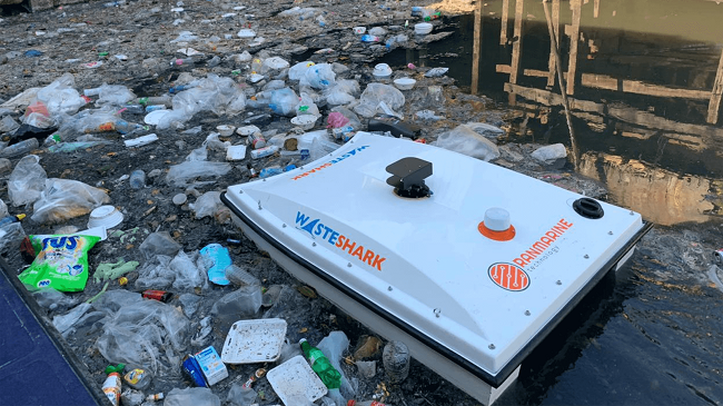 ‘Peshkaqeni i mbeturinave’, roboti që pastron mbeturinat e plastikës në ujëra