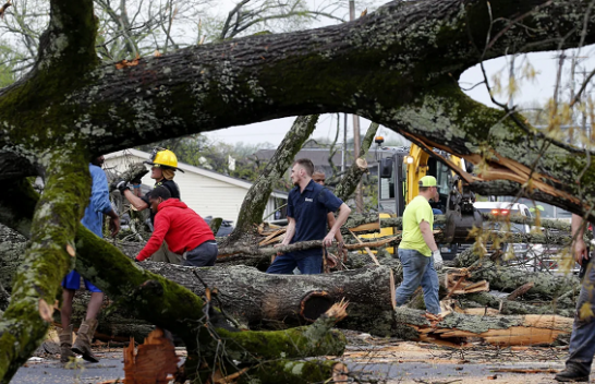 Pesë të vdekur e dhjetëra të lënduar nga tornadot dhe stuhitë në Arkansas të SHBA-ve
