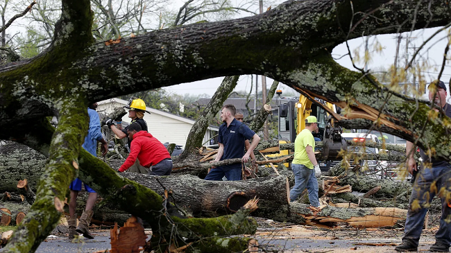Pesë të vdekur e dhjetëra të lënduar nga tornadot dhe stuhitë në Arkansas të SHBA-ve
