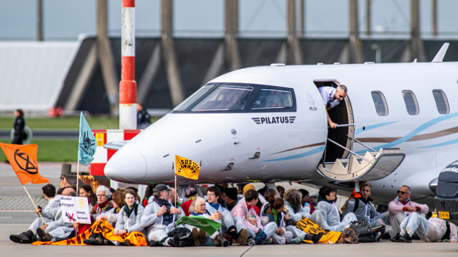 Amsterdami ndalon aeroplanët privatë dhe fluturimet e natës