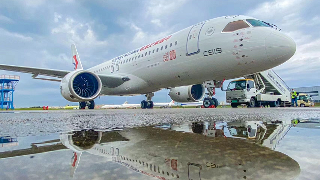 Aeroplani i pasagjerëve C919 'Made in China' kryen fluturimin e parë