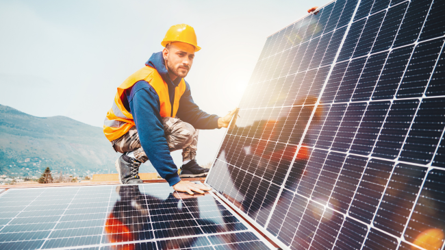 Mbi 1 miliard investime në ditë në energjinë diellore në mbarë botën