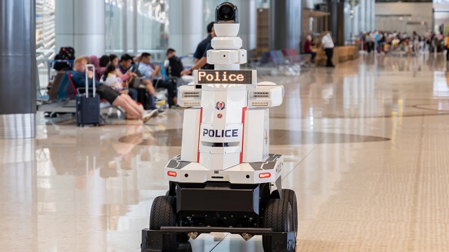 Singapori prezanton policët robotë: Ata do të patrullojnë aeroportin dhe do të ndihmojnë forcat e sigurisë