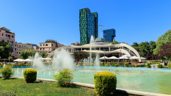 Ministria e Shëndetësisë e Shqipërisë këshillon qytetarët të shmangin daljen nga shtëpia gjatë orëve më të nxehta të ditës