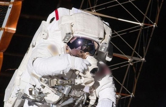 Astronautët kinezë kryejnë ecjen e parë në hapësirë