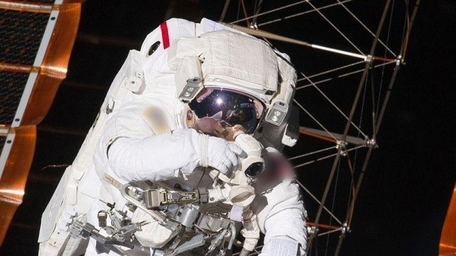 Astronautët kinezë kryejnë ecjen e parë në hapësirë