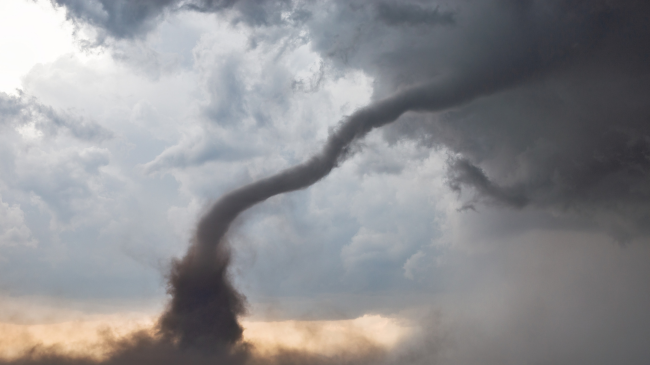 Gjithçka fluturon në ajër! Një tornado e fuqishme godet Kinën