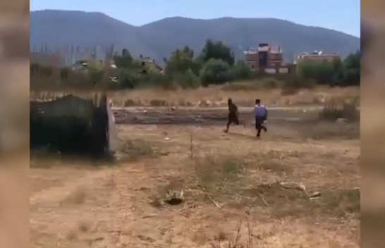 Policia e Shqipërisë zë në flagrancë personin që ndizte zjarre në fushë