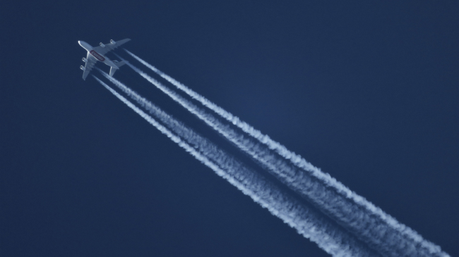 A e dini se çfarë janë vijat e bardha që aeroplanët lënë në qiell?