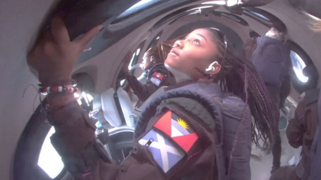 Fluturimi i parë komercial: Virgin Galactic dërgoi me sukses turistët e parë në hapësirë