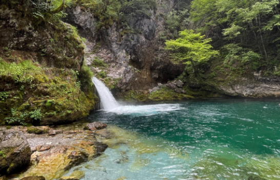 Magjia e Syrit të Kaltër në Theth - një pamje e mahnitshme e bukurisë së Alpeve Shqiptare/ FOTO