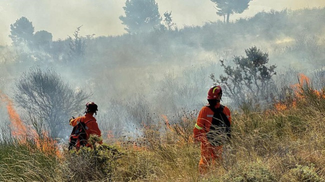 Vendi ku u zbulua nafta në Shqipëri po lufton me zjarret/ FOTO