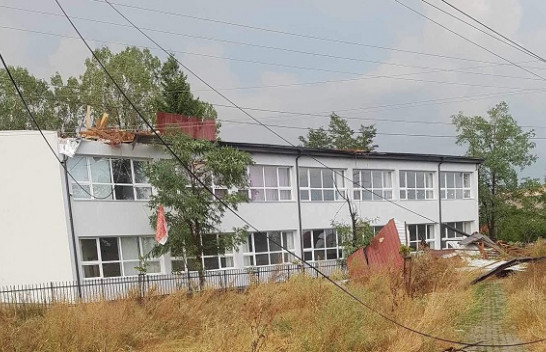 Erërat e forta dëmtojnë një shkollë në Lipjan