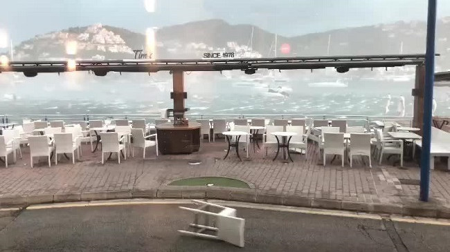 Tërbohet moti/ Stuhia godet Majorkën, turistët vrapojnë për t'u mbrojtur