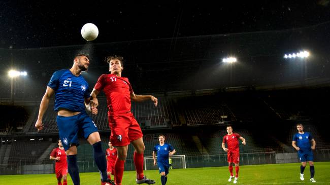 Goditje me kokë mund të dëmtojnë trurin e futbollistëve!