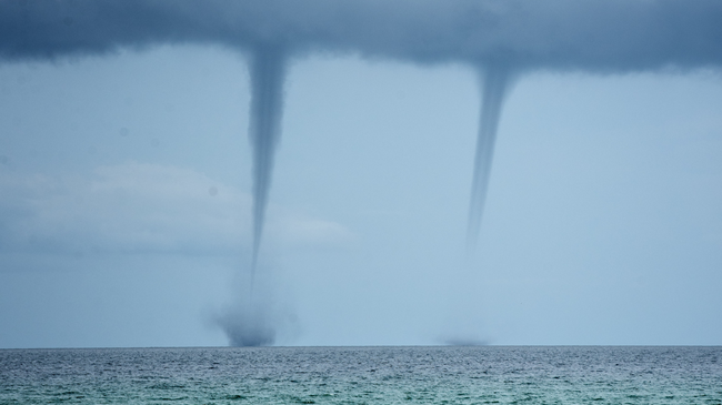 Çfarë i krijon tornadot e ujit, si kjo e frikshmja në ishullin grek?