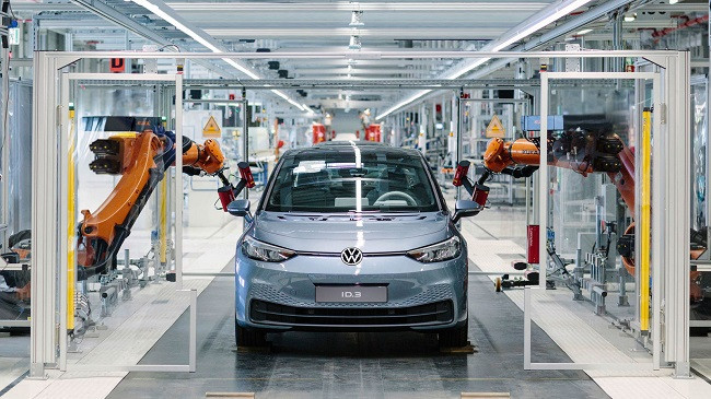 Volkswagen ndërpret prodhimin e automobilave