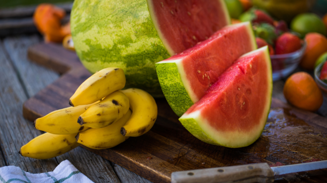 A e dini pse duhet t'i lani bananet dhe shalqirin para se t'i qëroni?