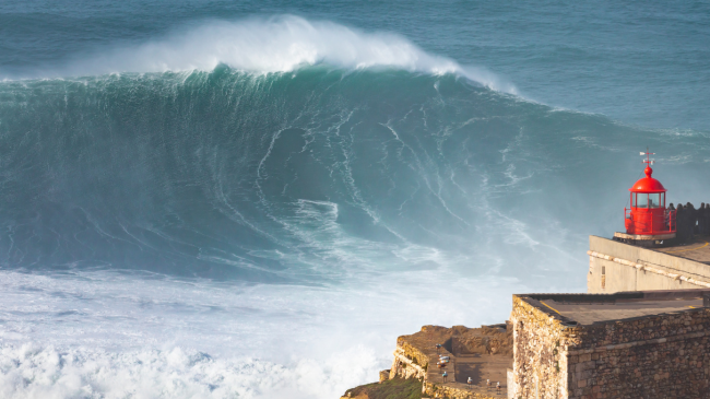 Valët përbindëshe në Nazare të Portugalisë