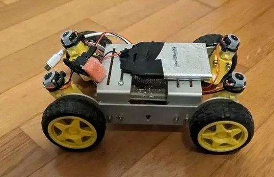 Shpiket roboti që e bën ‘xixë’ rërën e plazhit