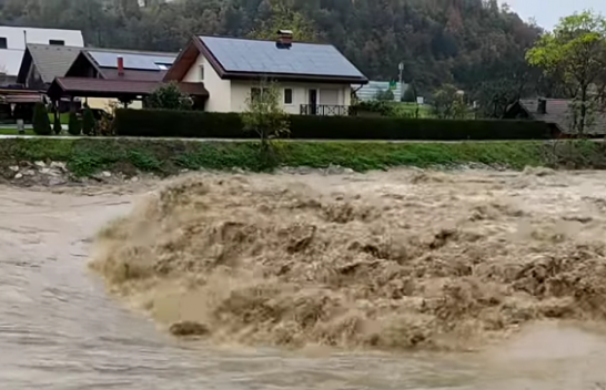 Ky shtet përfshihet nga shiu i dendur