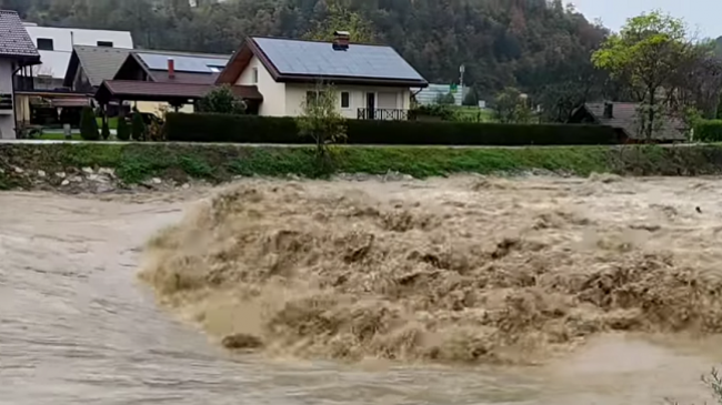 Ky shtet përfshihet nga shiu i dendur