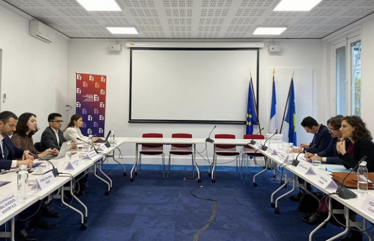 Rizvanolli u prezanton odave të bizneseve në Paris Pakon investive të Kosovës për energji 2023-25