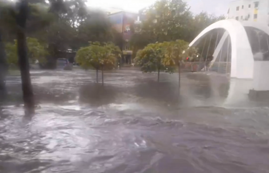 Lana del nga shtrati, përmbyt rrugët e Tiranës/ VIDEO