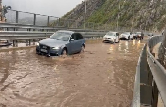 Reshjet e shiut bllokojnë Rrugën e Arbrit