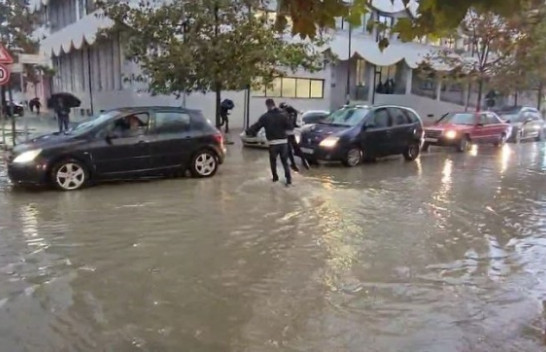 Reshjet e mëdha të shiut përmbytin rrugët në Durrës