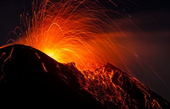 Shpërthen vullkani Etna në Sicili, hiri, tymi dhe lava ngritën mbi ishull