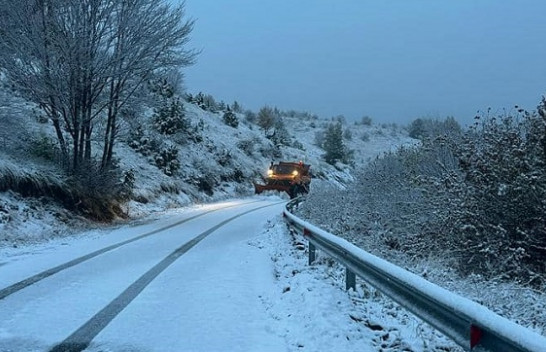 Bie borë në Shqipëri, kjo është gjendja e rrugëve