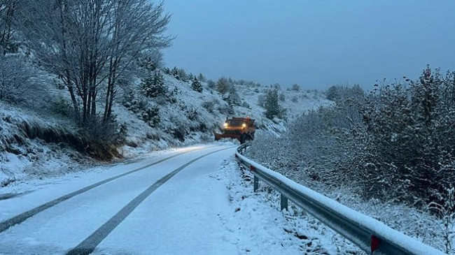 Bie borë në Shqipëri, kjo është gjendja e rrugëve