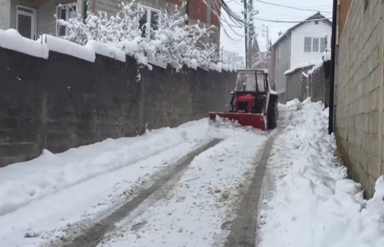 Borë e madhe në Dragash, banorët po pastrojnë rrugët në mënyrë vullnetare