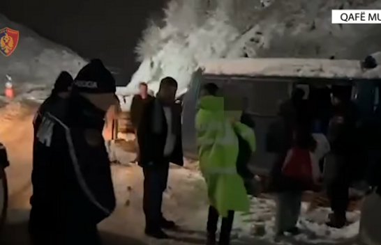 Mbetën të bllokuar në automjetet e tyre për shkak të borës, evakuohen dhjetëra persona në Qafë Murrizë