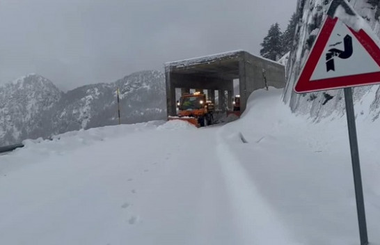 Stuhia e borës përfshinë Shqipërinë, ja si paraqitet gjendja e rrugëve