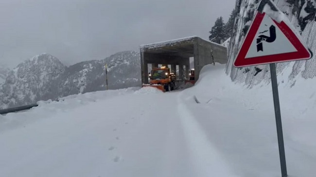 Stuhia e borës përfshinë Shqipërinë, ja si paraqitet gjendja e rrugëve