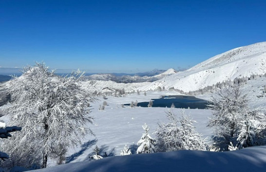 Gramshi i mbuluar me të bardhë, bora e dimrit dhuron pamje mahnitëse/ FOTO