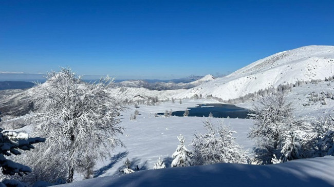 Gramshi i mbuluar me të bardhë, bora e dimrit dhuron pamje mahnitëse/ FOTO