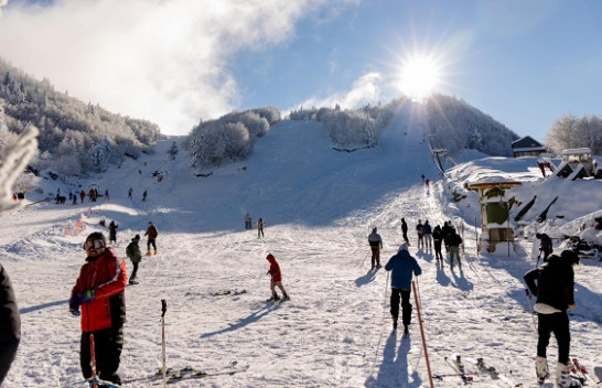 Pamje mbresëlënëse nga pista e skive në Dardhë