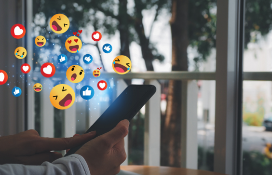 Sa kohë duhet të shpenzojmë në mediat sociale, sipas një eksperti të lumturisë